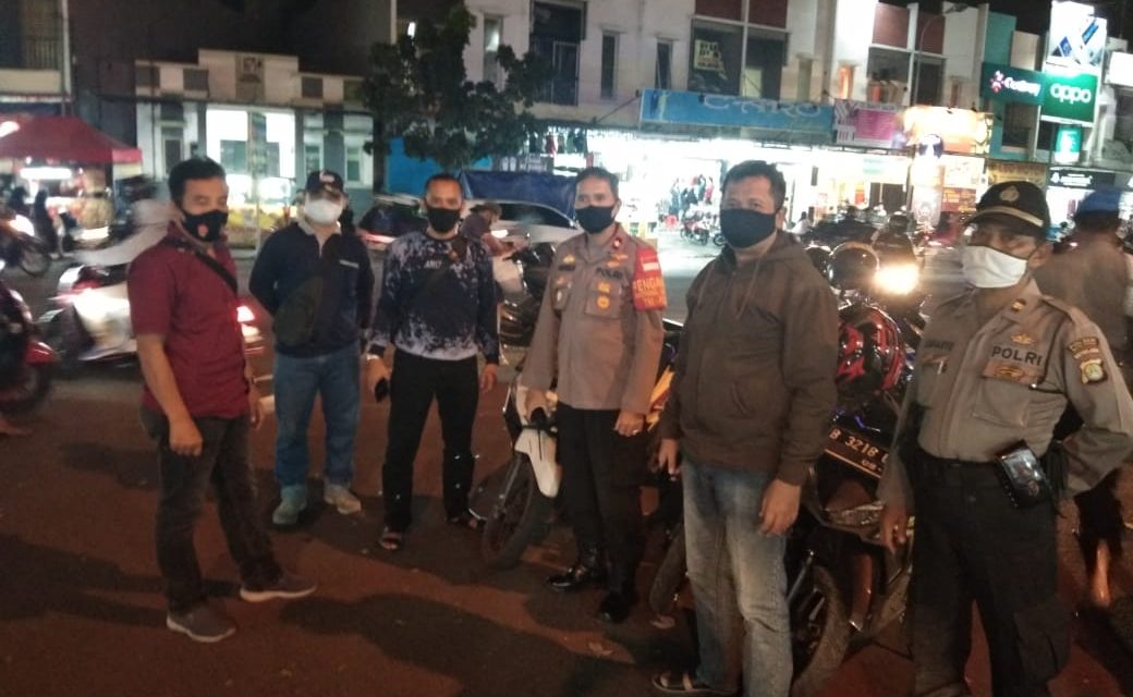 Pandemi Covid 19 Terus Menghantui Warga bahkan Masyarakat Antusias beraktifitas Di Malam Takbir Idul Adha Tidak membuat Takut mereka menurut survey pemantauan Petugas Kepolisian Kapolsek Batu Ceper Pimpin Gelar Pasukan dan Pimpin Pengamanan Di Berbagai Sudut Strategis Di Wilayah Kecamatan Batu Ceper