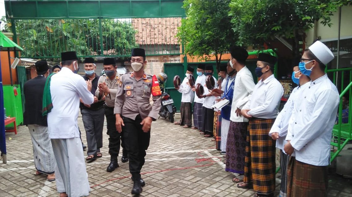 Sambut Hari Bhayangkara Ke-74, Kapolsek Cipondoh Berikan Santunan Kepada Anak Yatim Piatu di Pondok Pesantren Nurul Iman