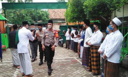 Sambut Hari Bhayangkara Ke-74, Kapolsek Cipondoh Berikan Santunan Kepada Anak Yatim Piatu di Pondok Pesantren Nurul Iman