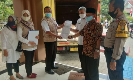 Bhabinkamtibmas Polsek Cipondoh Kel. Panunggangan Utara Lakukan Pemantauan Penerimaan Bantuan Dari Dinsos Fase AKB