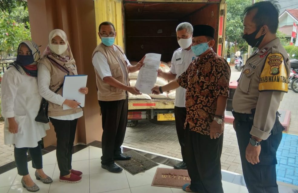 Bhabinkamtibmas Polsek Cipondoh Kel. Panunggangan Utara Lakukan Pemantauan Penerimaan Bantuan Dari Dinsos Fase AKB