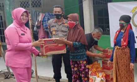 Didampingi Kapolsek Bhayangkari Cabang Cipondoh Berikan Bantuan Sosial Dalam Rangka HKGB ke-68