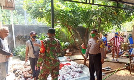 Bhabinkamtibmas Polsek Cipondoh Melakukan Pengamanan Pemotongan Hewan Qurban Di Klinik Elon Kel. Sudimara Pinang