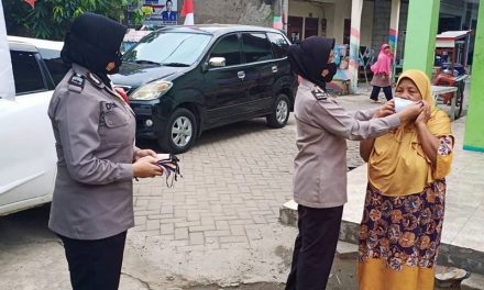 Polwan Polsek Cipondoh Bagikan Masker Gratis Dalam Rangka HUT Kemerdekaan RI Ke-75