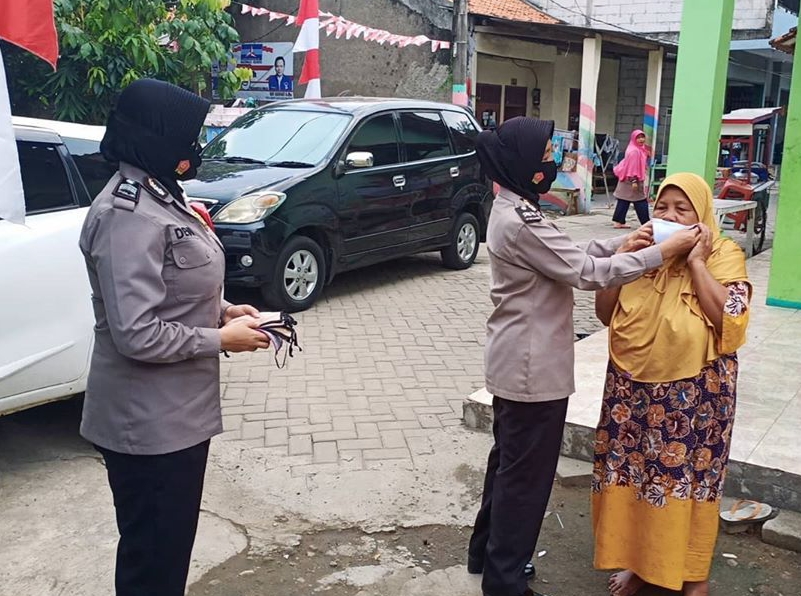 Polwan Polsek Cipondoh Bagikan Masker Gratis Dalam Rangka HUT Kemerdekaan RI Ke-75