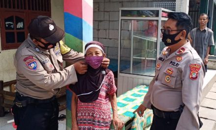 Polsek Cipondoh Lakukan Pendisiplinan Protokol Kesehatan Covid-19 Dengan Membagikan Masker