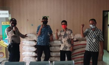 Bhabinkamtibmas Polsek Cipondoh Kel. Gondrong Melaksanakan Penyerahan Bantuan Beras Dari Dinsos Kota Tangerang Kepada Lumbung Pangan Posko Covid-19 Tingkat Rw.