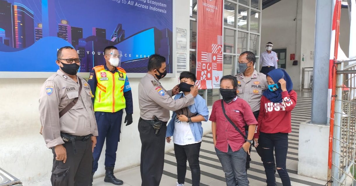 Kapospol Terminal Poris Plawad Polsek Cipondoh Berikan Himbauan Aman Nusa Dalam Rangka Pencegahan Penyebaran Covid-19