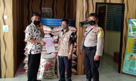 Bhabinkamtibmas Polsek Cipondoh Kel. Petir Melaksanakan Penyerahan Bantuan Beras Dari Dinsos Kota Tangerang Kepada Lumbung Pangan Posko Covid-19 Tingkat Rw.