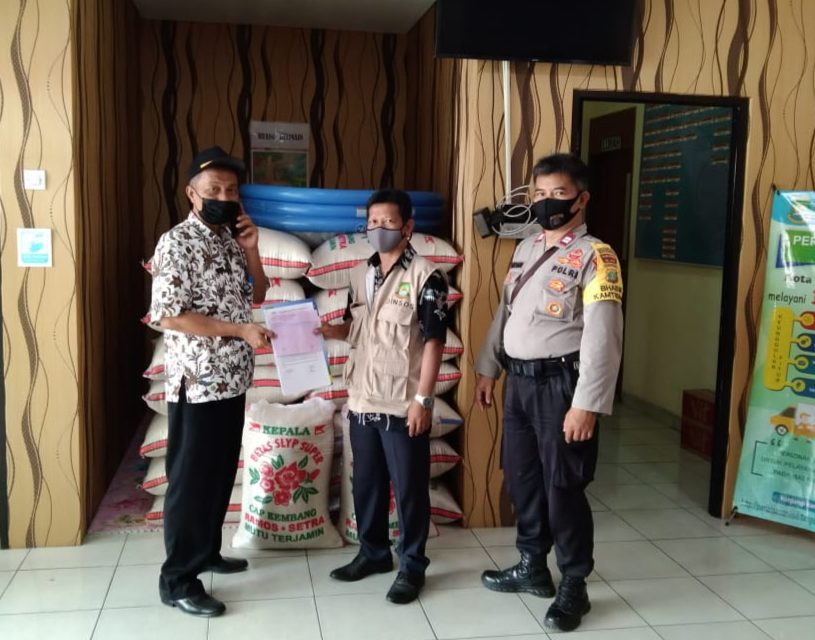 Bhabinkamtibmas Polsek Cipondoh Kel. Petir Melaksanakan Penyerahan Bantuan Beras Dari Dinsos Kota Tangerang Kepada Lumbung Pangan Posko Covid-19 Tingkat Rw.