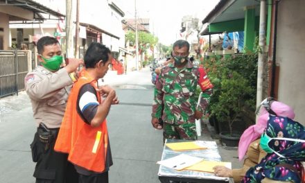 Bhabinkamtibmas Polsek Cipondoh Dan 3 Pilar Kel. Sudimara Pinang Gelar Operasi Aman Covid-19 Penegakan Disiplin Dalam AKB