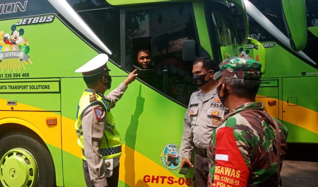 Kanit Lantas Polsek Cipondoh Berikan Himbauan Aman Nusa dalam rangka Pencegahan Covid 19 Sosialisasi Kepada Para Sopir Bus