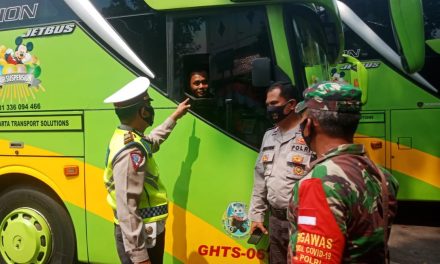 Kanit Lantas Polsek Cipondoh Berikan Himbauan Aman Nusa dalam rangka Pencegahan Covid 19 Sosialisasi Kepada Para Sopir Bus