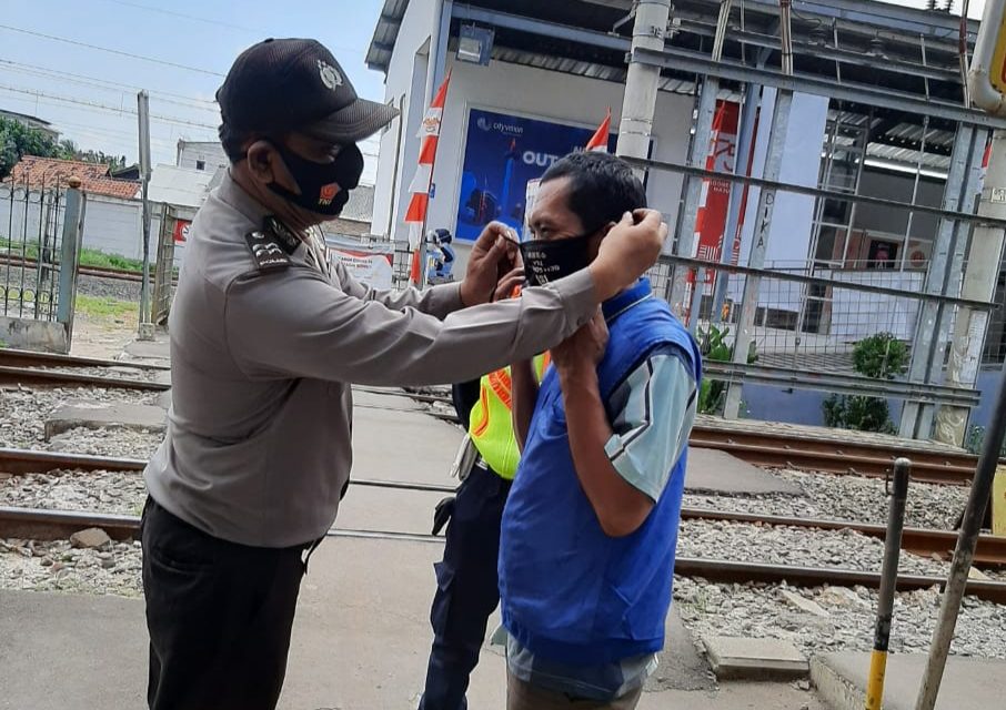 Pendisiplinan Dan Himbauan Protokol Kesehatan Covid-19 Oleh  Anggota Polsub Sektor Poris Indah Menuju Adaptasi Kebiasaan Baru Di Area Stasiun Batuceper Kel. Poris Plawad