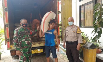 Bhabinkamtibmas Polsek Cipondoh Pantau Pendistribusian Beras Bansos Dinas Sosial Di Kel. Cipondoh