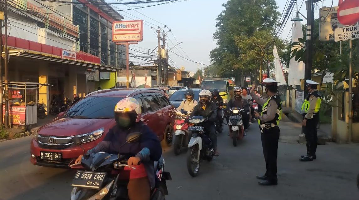 Unit Lalu Lintas Polsek Cipondoh Melaksanakan PROTAB Gatur Lalin SORE Antisipasi Kemacetan Arus Balik