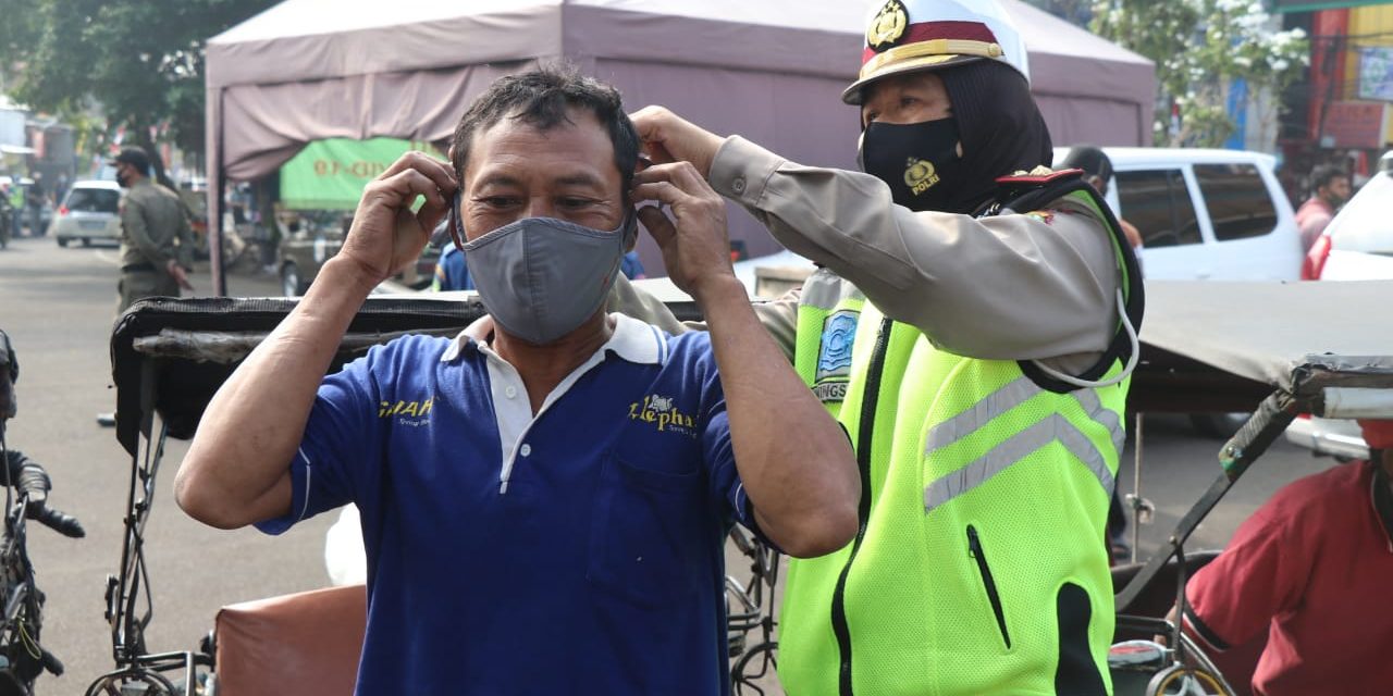 Dalam Rangka HUT Polwan ke-72, Bagikan Masker ke Masyarakat