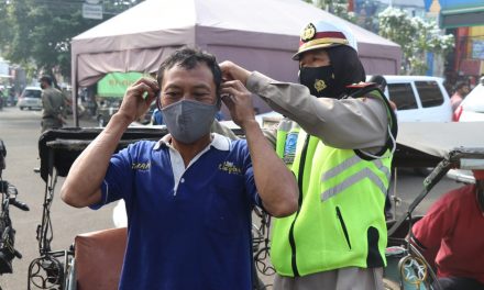 Dalam Rangka HUT Polwan ke-72, Bagikan Masker ke Masyarakat