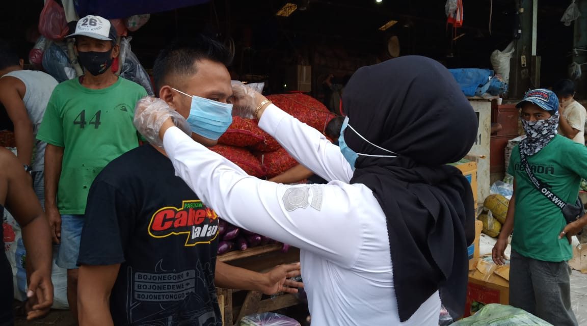 Tim Srikandi Datangi Pasar Tanah Tinggi Kampanyekan Penggunaan Masker