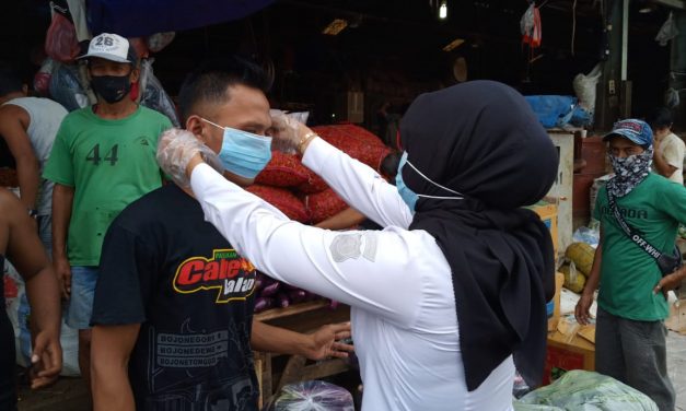 Tim Srikandi Datangi Pasar Tanah Tinggi Kampanyekan Penggunaan Masker