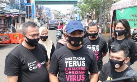 Satresnarkoba Bagi-bagi Masker di Pasar Lama Tangerang Dengan Menggandeng Pelawak