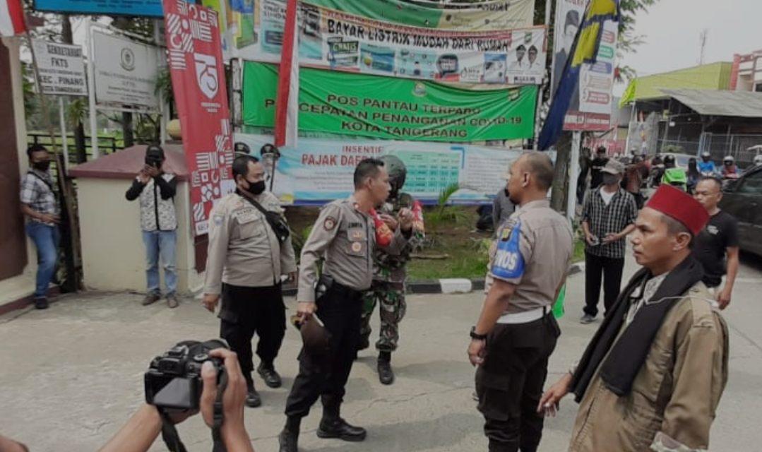 Kapolsek Cipondoh Turun Tangan Bubarkan Bentrokan 2 Massa Ormas Pada Eksekusi Lahan 45 Hektar