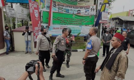 Kapolsek Cipondoh Turun Tangan Bubarkan Bentrokan 2 Massa Ormas Pada Eksekusi Lahan 45 Hektar