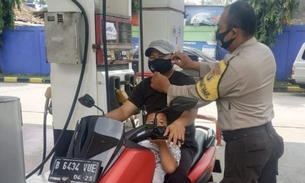 Bhabinkamtibmas Polsek Cipondoh Lakukan Pendisiplinan Dan Himbauan Protokol Kesehatan Covid-19 Dan Adaptasi Kebiasaan Baru Di Kel. Neroktog