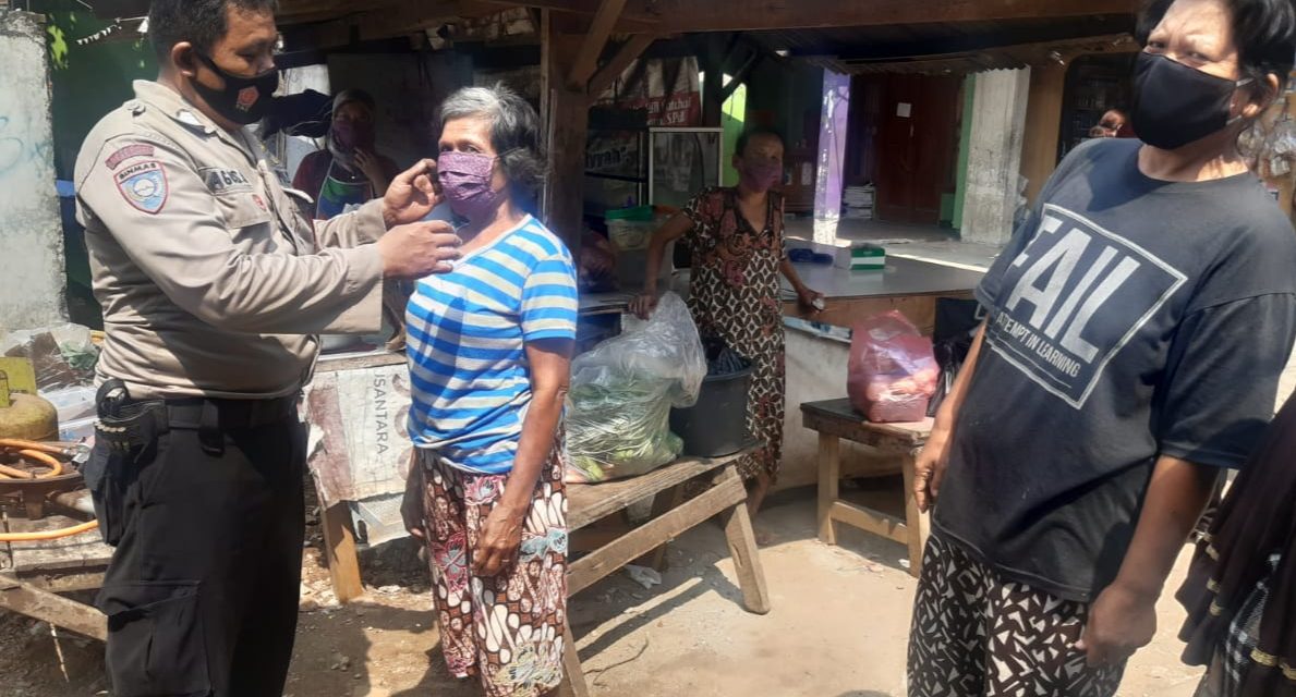 Polsek Cipondoh Kampanyekan Pendisiplinan Protokol Kesehatan Covid-19 Dengan Bagikan Masker Di Kel. Sudimara Pinang