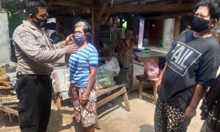 Polsek Cipondoh Kampanyekan Pendisiplinan Protokol Kesehatan Covid-19 Dengan Bagikan Masker Di Kel. Sudimara Pinang