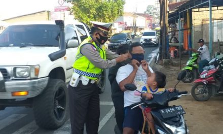 Unit Lantas Polsek Cipondoh Gelar Aksi Peneguran Bagi Pengendara Yang Tidak Memakai Masker Dan Protap Gatur Lalin Pagi