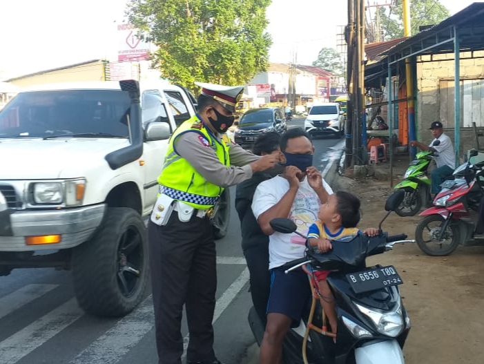 Unit Lantas Polsek Cipondoh Gelar Aksi Peneguran Bagi Pengendara Yang Tidak Memakai Masker Dan Protap Gatur Lalin Pagi