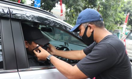 Kasat Narkoba Pakaiankan Masker Kepada Pengendara