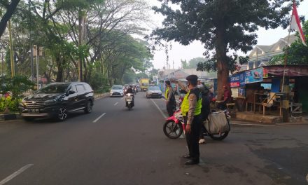 POLSEK TANGERANG KOTA LAKUKAN PENGATURAN LALU LINTAS DI GRAHA LIA JL.TMT TARUNA, SUKASARI, TANGERANG.