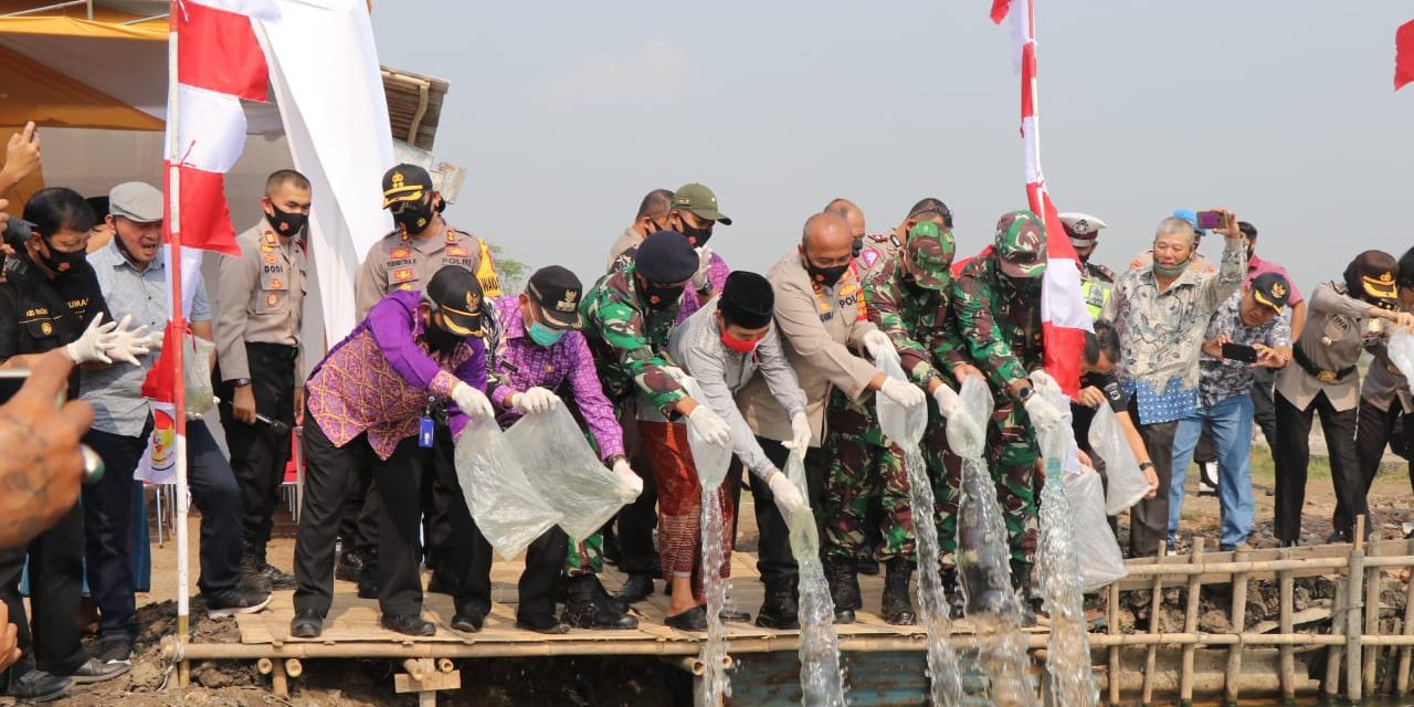 Dukung Program Pemerintah Lewat Ketahanan Pangan, Polisi Sebar 40.000 Benih Bandeng di Tangerang