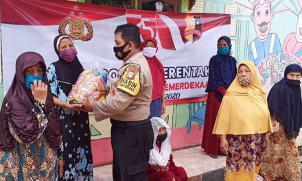 Polsek Cipondoh Bagikan Baksos Serentak Sekaligus Edukasi Warga Soal Pencegahan Covid 19 Dengan Bagikan Masker