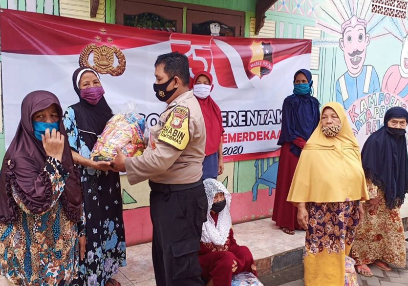 Polsek Cipondoh Bagikan Baksos Serentak Sekaligus Edukasi Warga Soal Pencegahan Covid 19 Dengan Bagikan Masker