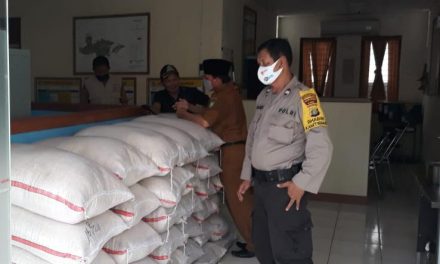 Bhabinkamtibmas Polsek Cipondoh Pantau Pendistribusian Beras Bansos Dinas Sosial Di Kel. Kenanga