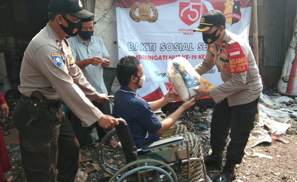 Kapolsek Batu Ceper beserta Tim pelaksana acara Bakti Sosial peduli penduduk terdampak musibah Covid-19 dalam rangka Dirgahayu HUT  Republik Indonesia ke-75 kepada warga Kec. Batuceper Kota Tangerang-Banten