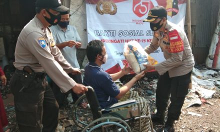 Kapolsek Batu Ceper beserta Tim pelaksana acara Bakti Sosial peduli penduduk terdampak musibah Covid-19 dalam rangka Dirgahayu HUT  Republik Indonesia ke-75 kepada warga Kec. Batuceper Kota Tangerang-Banten