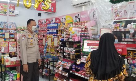 Bhabinkamtibmas Polsek Cipondoh Lakukan Pemantauan Mini Market Di Jln. Kyai Maja Kel. Panunggangan, Pinang