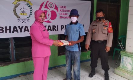 Dalam Rangka HKGB ke-68, Didampingi Wakapolsek Bhayangkari Cabang Cipondoh Berikan Bantuan Sosial