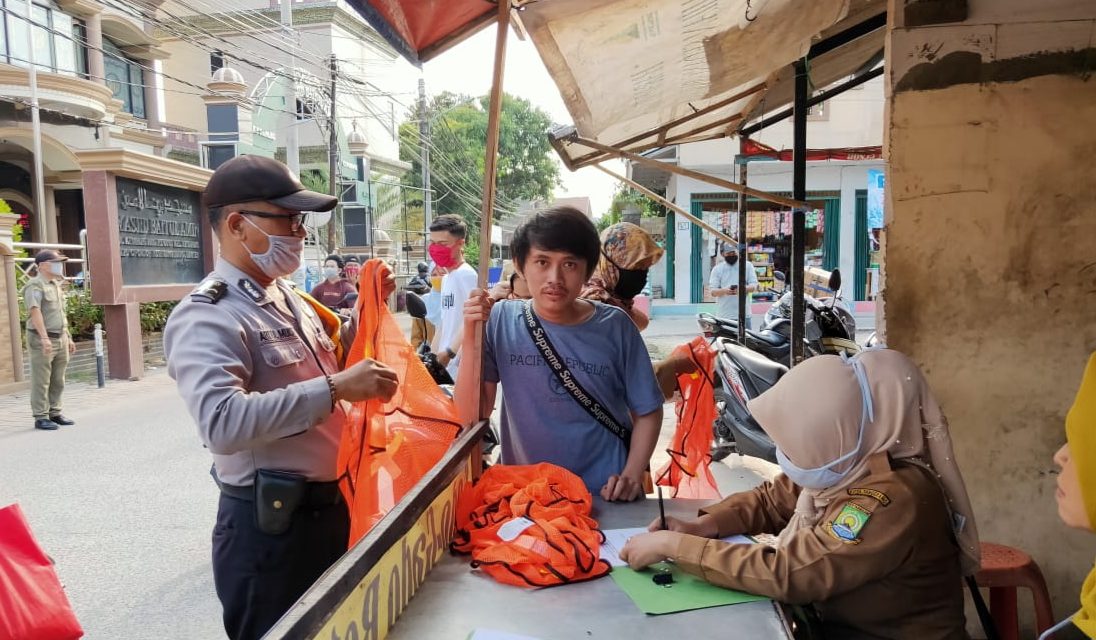 Bhabinkamtibmas Polsek Cipondoh Dan 3 Pilar Kel. Ketapang Gelar Operasi Aman Covid-19 Penegakan Disiplin Dalam AKB