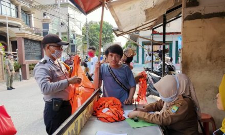 Bhabinkamtibmas Polsek Cipondoh Dan 3 Pilar Kel. Ketapang Gelar Operasi Aman Covid-19 Penegakan Disiplin Dalam AKB