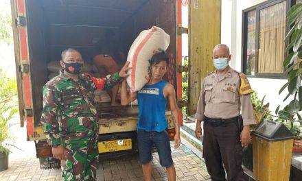 Bhabinkamtibmas Polsek Cipondoh Kel. Cipondoh Melaksanakan Penyerahan Bantuan Beras Dari Dinsos Kota Tangerang Kepada Lumbung Pangan Posko Covid-19 Tingkat Rw.