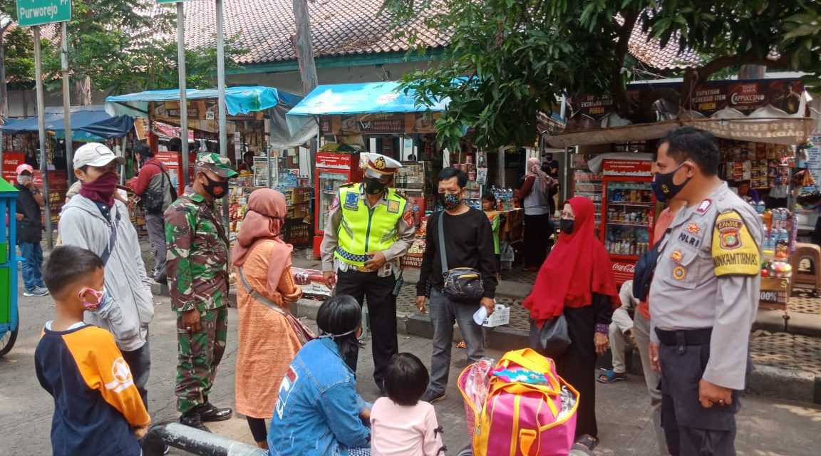 Kanit Lantas Polsek Cipondoh Berikan Himbauan Aman Nusa Dalam Rangka Pencegahan Covid 19 Sosialisasi Kepada Para Penumpang Bus