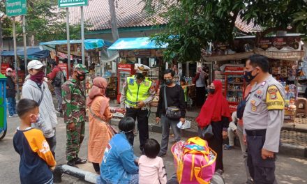 Kanit Lantas Polsek Cipondoh Berikan Himbauan Aman Nusa Dalam Rangka Pencegahan Covid 19 Sosialisasi Kepada Para Penumpang Bus