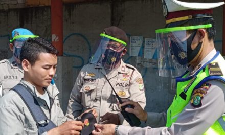 Polisi Tegur Pengendara Tidak Gunakan Masker Dalam Operasi Protokol Kesehatan di Jatiuwung