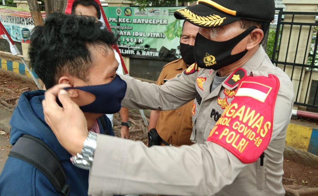 Gelorakan Dirgahayu Kemerdekaan Para Pejuang dalam ranka menyambut HUT RI Ke-75, Kapolsek Batuceper Bagikan Masker secara Gratis Kepada 100 orang Warga Masyarakat