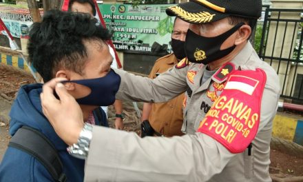 Gelorakan Dirgahayu Kemerdekaan Para Pejuang dalam ranka menyambut HUT RI Ke-75, Kapolsek Batuceper Bagikan Masker secara Gratis Kepada 100 orang Warga Masyarakat